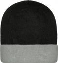 Klassikaline kootud müts kontrastse äärega