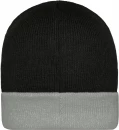 Klassikaline kootud müts kontrastse äärega