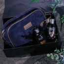 Lahjapakkaus, jossa kosmetiikkalaukku ja vartalonhoitotuotteet