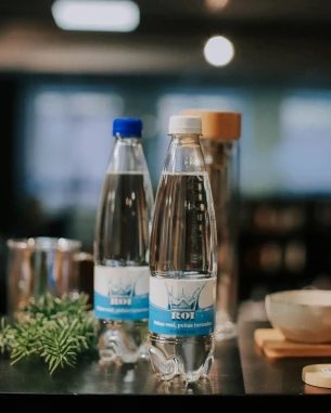 Etiketiga veepudelid