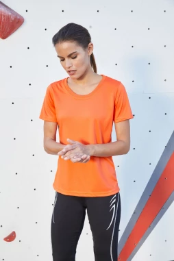 Naiste funktsionaalne t-särk vabaks ajaks ja sportimiseks