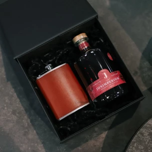 Stiilne komplekt pläsku ja Junimperiumi giniga