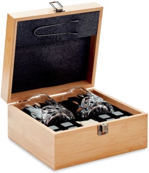 Viskisetti bambulaatikossa