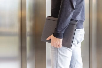 Kierrätysnahasta valmistettu A4-salkku