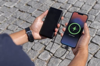 Lockhart RCS kierrätysmuovista valmistettu 10.000 mAh virtapankki integroiduilla kaapeleilla
