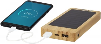 Alata aurinkokennoilla lataava 8000 mAh:n varavirtalähde bambusta