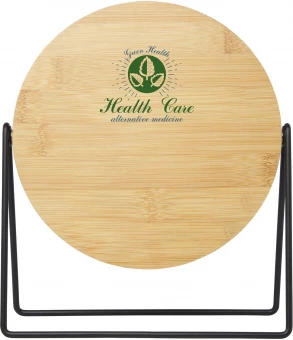 Bambusest seisev Hyrra peegel