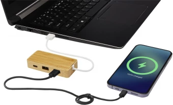 Bambusest USB hub 'Tapas'