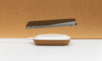 Oregon RCS kierrätysmuovista ja korkista valmistettu 10W langaton laturi