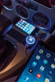 Tehokas kahden portin autolaturi