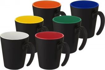 Keraaminen muki kahvalla