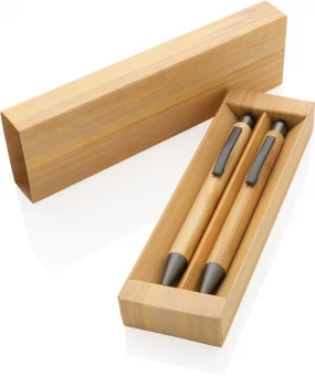 Bambusta valmistettu moderni kynäsarja laatikossa