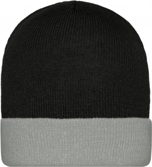 Klassikaline kootud müts kontrastse äärega