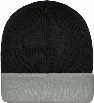 Klassikaline kootud müts kontrastse äärega