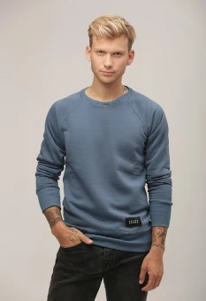 Klassikaline ümarkaelusega pusa