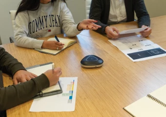 Puhelinkaiutin, musta