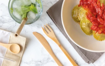 Uudelleenkäytettävä bambusta valmistettu matka-aterinsarja