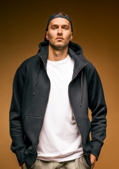 Kõrge kaelusega lukuga pusa