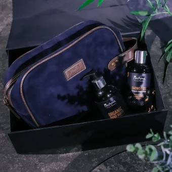 Lahjapakkaus, jossa kosmetiikkalaukku ja vartalonhoitotuotteet