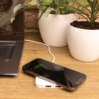 RCS 10W langaton laturi USB porteilla kierrätetystä muovista