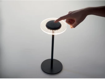 Laetav metallist RGB laualamp Lounge