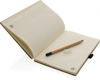 Bambusta valmistettu muistikirja ja loputon kynäsetti
