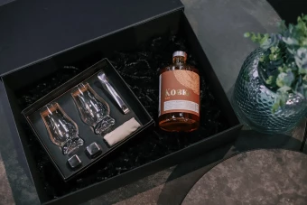Herkullisen maukas alkoholiton cocktail-katkerot Oak ja lasit