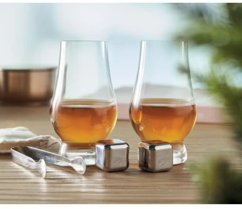 Herkullisen maukas alkoholiton cocktail-katkerot Oak ja lasit
