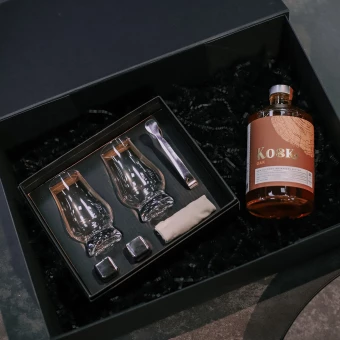 Herkullisen maukas alkoholiton cocktail-katkerot Oak ja lasit