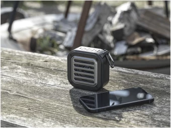 Solo 3 W:n IPX5 RCS -kierrätetystä muovista valmistettu, aurinkoenergialla toimiva Bluetooth®-kaiutin jousihaalla