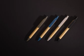 Kirjoita vastuullisesti -kynä kierrätyspaperirungolla