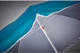 Portable sun shade umbrella in 210T polyester with inner UV coating for instant protection (SPF 30+). Lightweight and adjustable. Portable pouch included. Ø 150 cm.