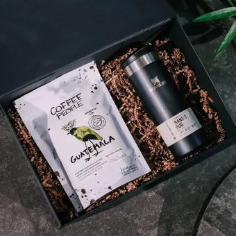 Lahjapakkaus, jossa kahvia ja termospullo