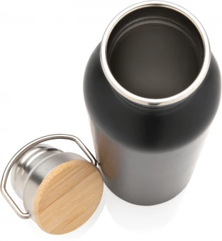 Pullo ruostumattomasta teräksestä bambukannella