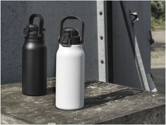 Giganto 1 600 ml:n RCS-sertifioidusta kierrätetystä ruostumattomasta teräksestä valmistettu kuparityhjiöeristetty pullo