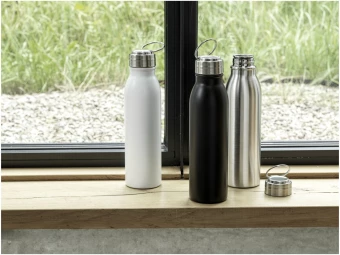 Harper 700 ml:n RCS-sertifioidusta ruostumattomasta teräksestä valmistettu vesipullo metallisilmukalla