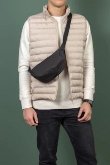 Crescent AWARE™ RPET puolikuun muotoinen crossbody -laukku