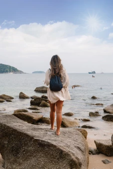 Impact AWARE™ kierrätetystä farkkukankaasta valmistettu reppu kiristysnauhalla