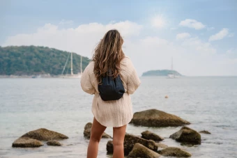 Impact AWARE™ kierrätetystä farkkukankaasta valmistettu reppu kiristysnauhalla