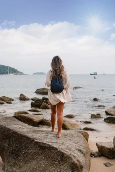 Impact AWARE™ kierrätetystä farkkukankaasta valmistettu reppu kiristysnauhalla