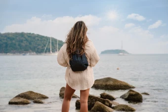 Impact AWARE™ kierrätetystä farkkukankaasta valmistettu reppu kiristysnauhalla