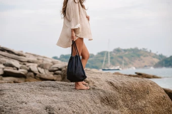 Impact AWARE™ kierrätetystä farkkukankaasta valmistettu reppu kiristysnauhalla