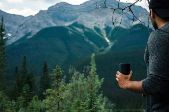 Taaskasutatud roostevabast terasest termos.