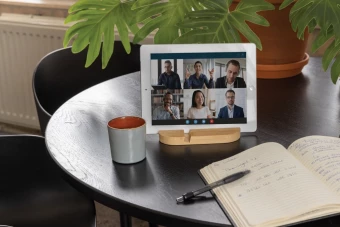 Bambuinen tabletti- ja puhelinpidike
