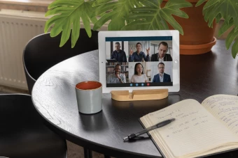 Bambusta valmistettu tabletti- ja puhelinteline