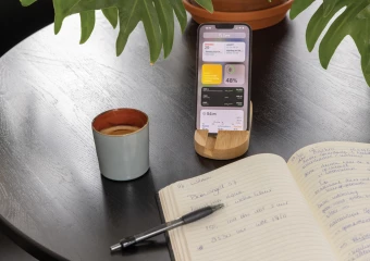 Bambusta valmistettu tabletti- ja puhelinteline