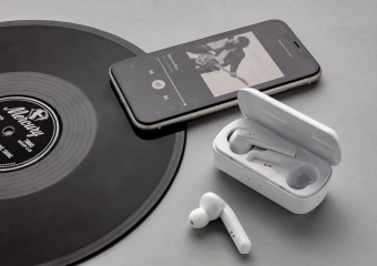 Free Flow TWS austiņas uzlādes maciņā