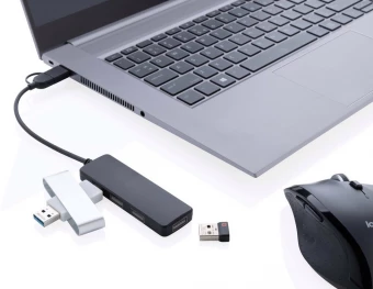 RCS kierrätysmuovista valmistettu USB- hubi, jossa on kaksi sisääntuloa
