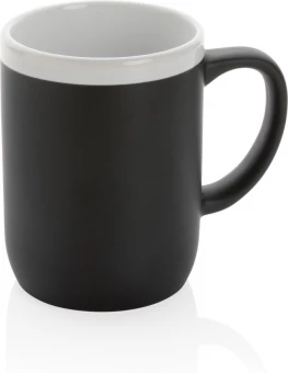 Keraaminen muki valkoisella reunuksella