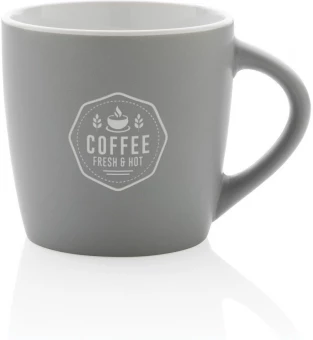 Keraaminen muki värillisellä sisäpinnalla